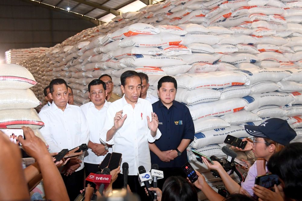 Presiden Jokowi saat meninjau ketersediaan stok cadangan beras pemerintah (CBP) di gudang Badan Urusan Logistik (Bulog) Dramaga, Kabupaten Bogor, Jawa Barat, pada Senin (11/9/2023) - BPMI Setpres