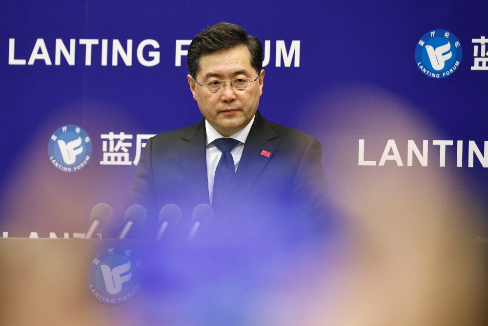 Mantan Menteri Luar Negeri China Qin Gang menghadiri Forum Lanting untuk menyampaikan pidato utama di Beijing, China 21 Februari 2023. REUTERS/Thomas Peter