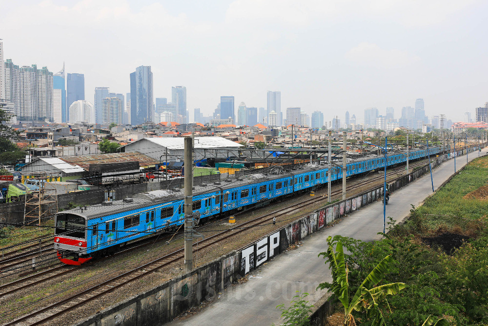 Rangkaian kereta rel listrik atau KAI Commuter melintas di Jakarta, Senin (18/9/2023). Bisnis/Himawan L Nugraha