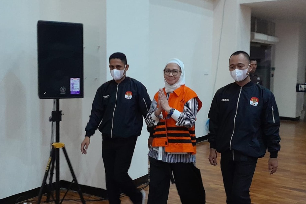 Mantan Direktur Utama PT Pertamina (Persero) Karen Agustiawan mengenakan rompi oranye usai ditetapkan tersangka kasus dugaan korupsi pengadaan LNG selama 2011-2021, Selasa (19/9/2023)/Bisnis-Dany Saputra.