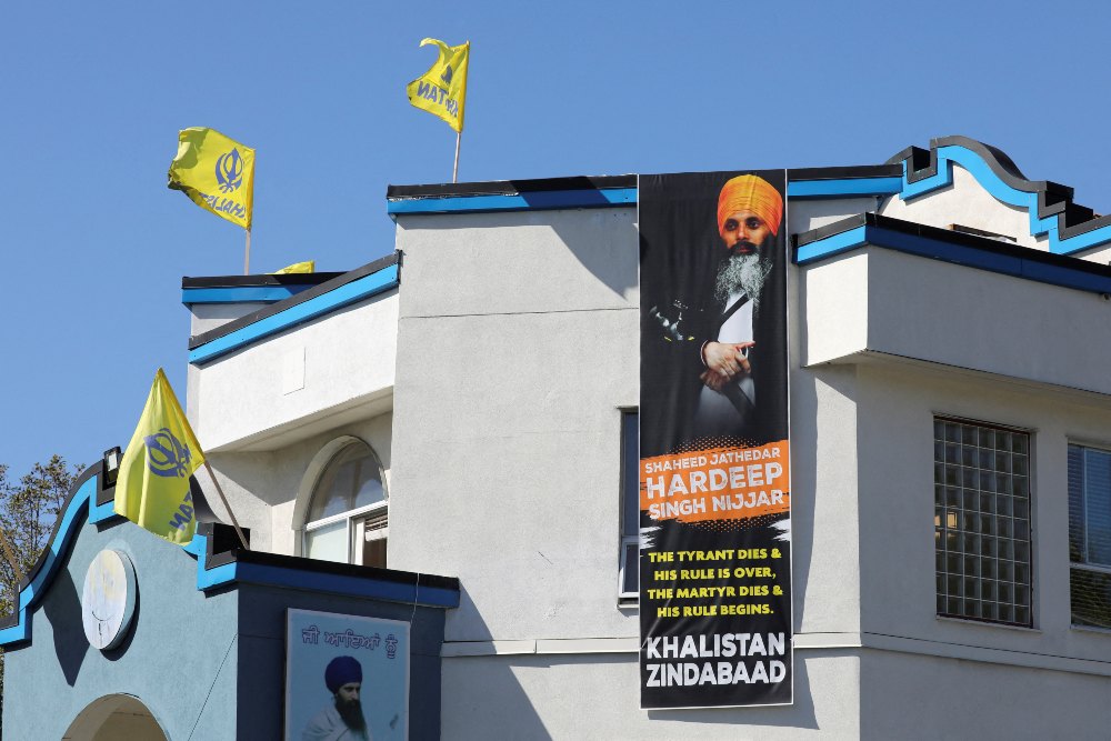 Sebuah tanda di luar kuil Guru Nanak Sikh Gurdwara terlihat setelah pembunuhan pemimpin Sikh Hardeep Singh Nijjar di pekarangannya pada Juni 2023, di Surrey, British Columbia, Kanada 18 September 2023. REUTERS/Chris Helgren/File Foto