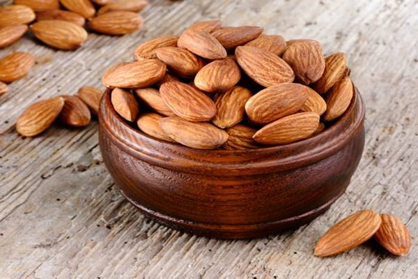 Almonds help with diet and prevent heart problems