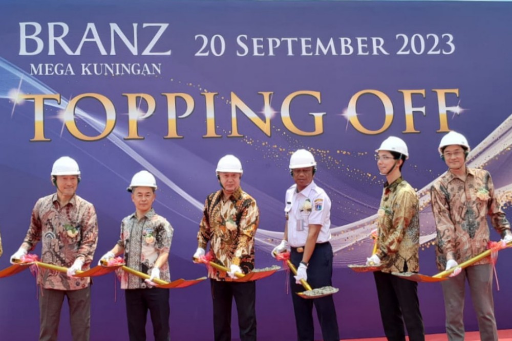 Manajemen PT Tokyu Land Indonesia bersama dengan Wali Kota Jakarta Selatan melakukan seremonial Topping Off Branz Mega Kuningan, Rabu (20/9/2023).