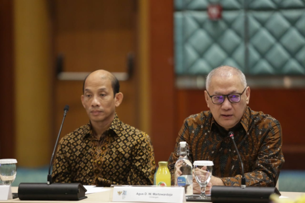 Komisaris Utama PLN Agus Dermawan Wintarto Martowardojo (kanan) bersama Komisaris Independen PLN Arcandra Tahar (kiri) saat menyampaikan sambutan dalam Rapat Umum Pemegang Saham PLN pada Rabu (20/9)/PLN