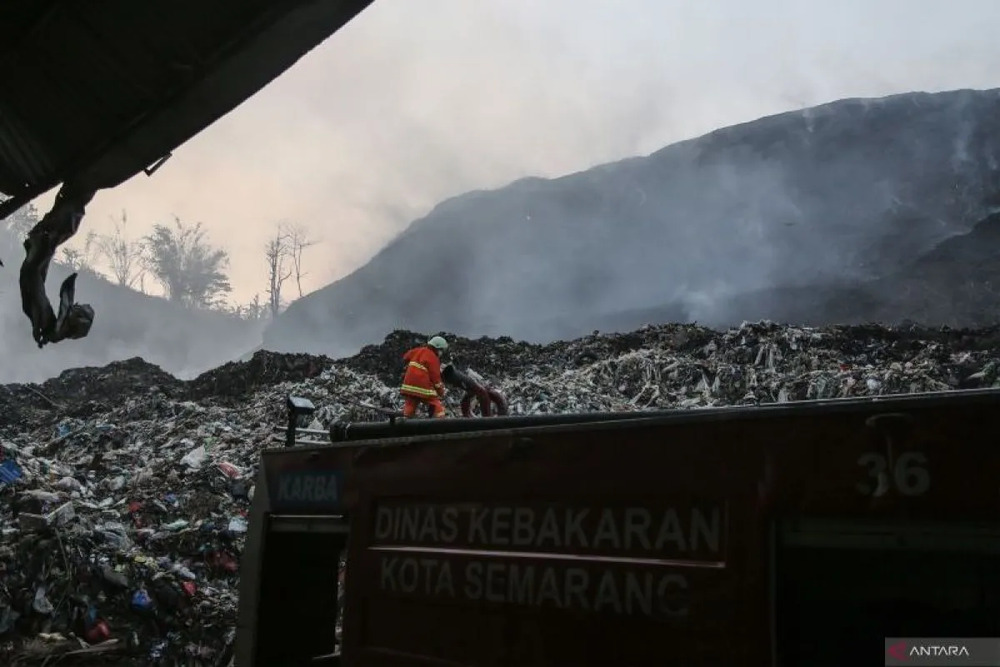 Petugas pemadam kebakaran berusaha memadamkan sisa titik api yang membakar tumpukan sampah di tempat pembuangan akhir (TPA) Jatibarang, Semarang, Jawa Tengah, Selasa (19/9/2023)./Antara-Makna Zaezar.
