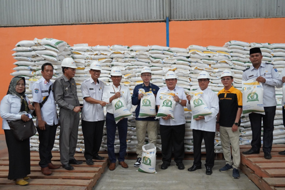  Kurangi Beban Warga, Pemkab OKI dan Bulog Salurkan 484 Ton Beras