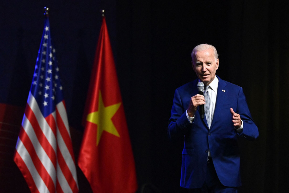 Presiden Amerika Serikat (AS) Joe Biden mengadakan konferensi pers di Hanoi pada 10 September 2023, pada hari pertama kunjungannya di Vietnam./Bloomberg/AFP/Getty Images