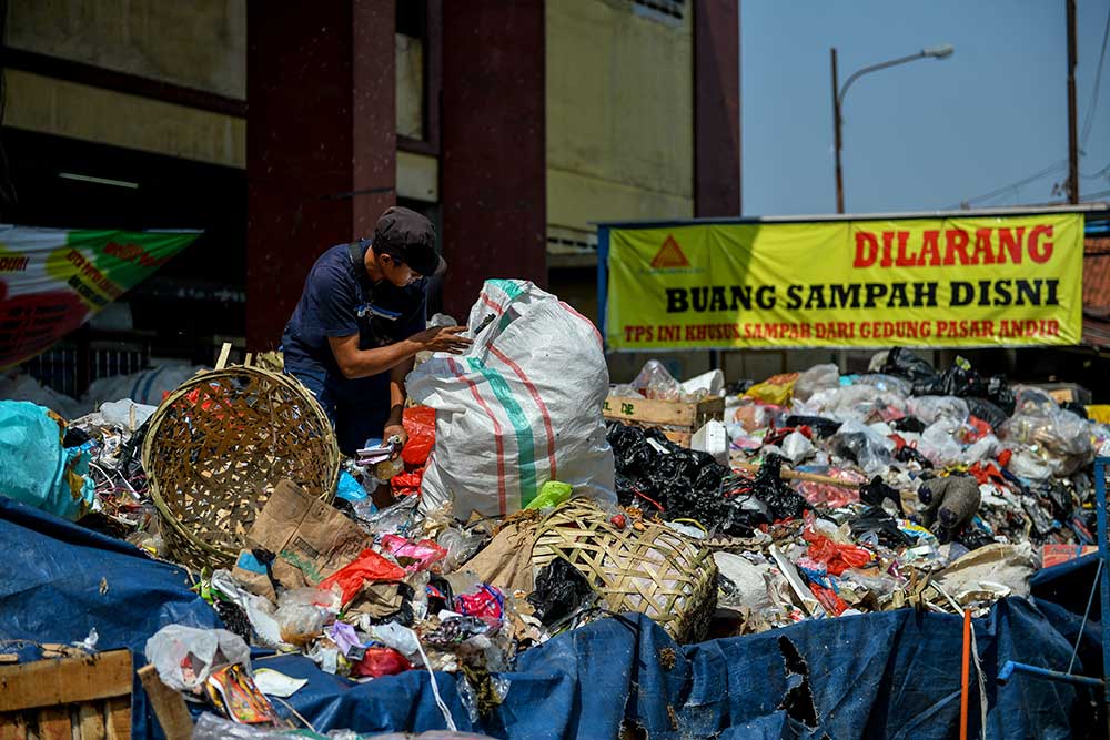  Sampah di Kota Bandung Menumpuk di TPS Akibat TPA Sarimukti Masih Terbakar