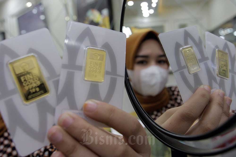 Karyawan menunjukkan emas batangan di Galeri 24 Pegadaian, Jakarta, Rabu (28/9/2022). Bisnis/Fanny Kusumawardhani