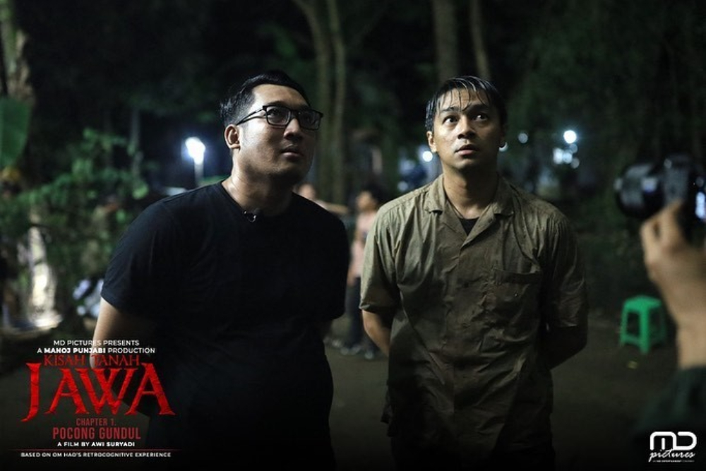 Deva Mahendra dan Om Hao dalam behind the scene film Kisah Tanah Jawa Pocong Gundul/Migari via Tix ID