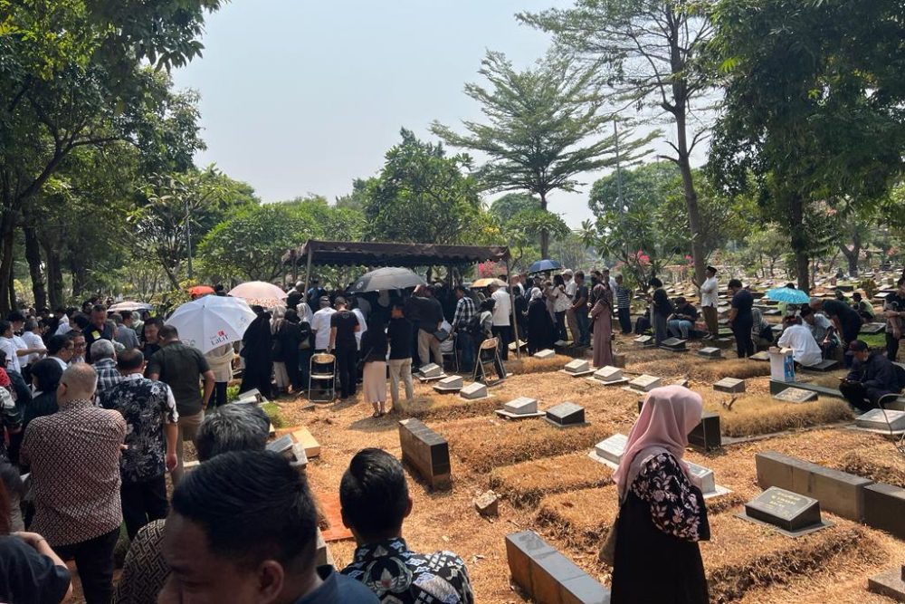  Jenazah Almarhum Soebronto Laras Dikebumikan di TPU Karet Bivak