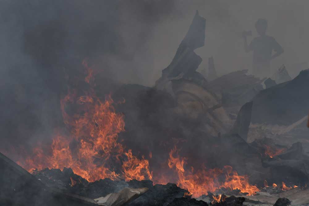  Kebakaran Rumah Semi Permanen dan Lapak Barang Bekas di Bintara Jaya