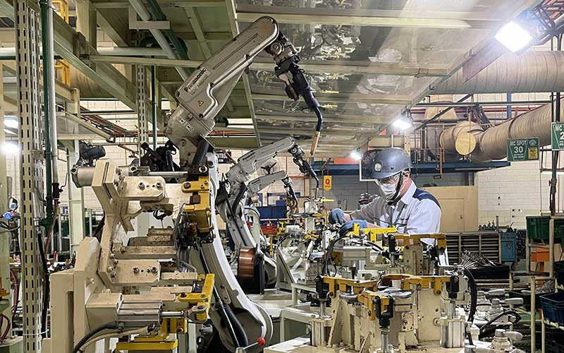  Impor Bahan Baku Susut: Deindustrialisasi atau Efek Substitusi?
