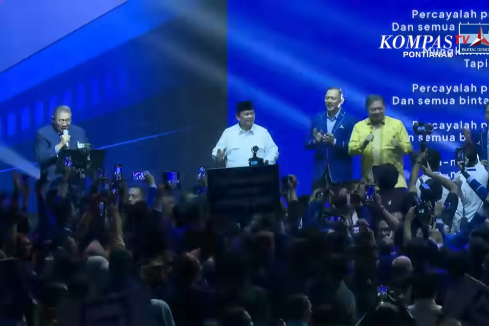 SBY menyanyikan lagu Kamu Gak Sendirian untuk Prabowo