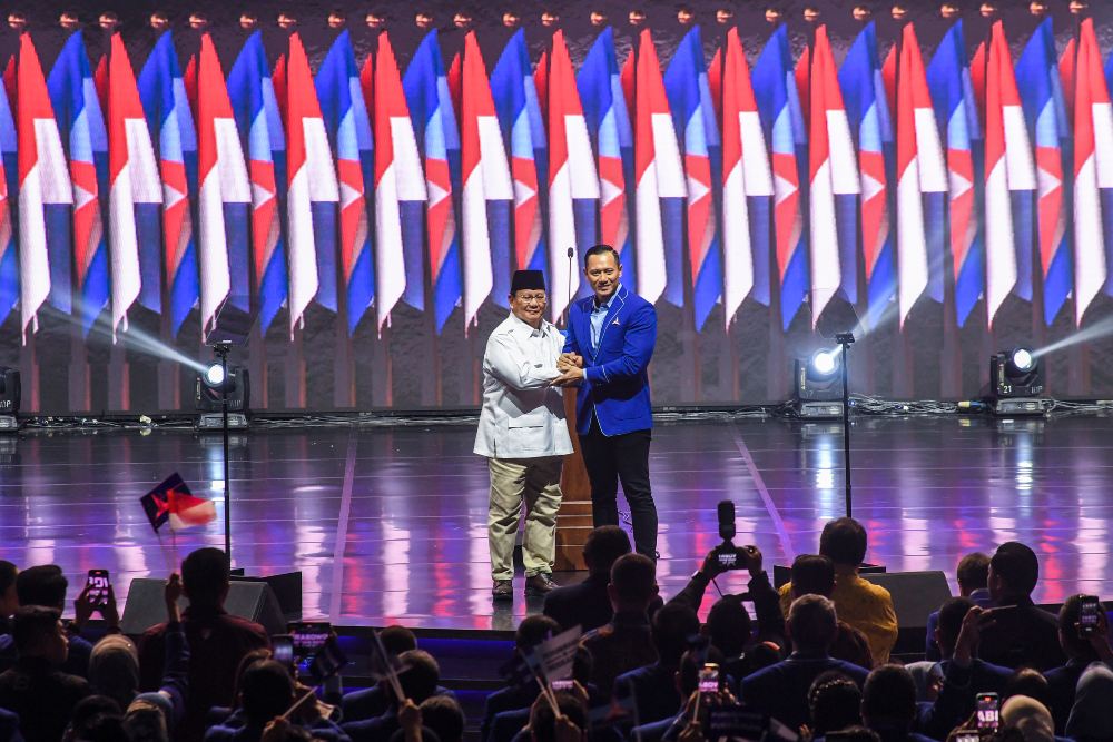 Ketua Umum Partai Demokrat Agus Harimurti Yudhoyono (kanan) berjabat tangan dengan Ketua Umum Partai Gerindra Prabowo Subianto (kiri) saat rapat pimpinan nasional (Rapimnas) Partai Demokrat terkait arah dukungan capres 2024 di Jakarta, Kamis (21/9/2023). Dalam Rapimnas tersebut Partai Demokrat memastikan mendukung Prabowo Subianto sebagai capres 2024. ANTARA FOTO/Galih Pradipta/rwa.