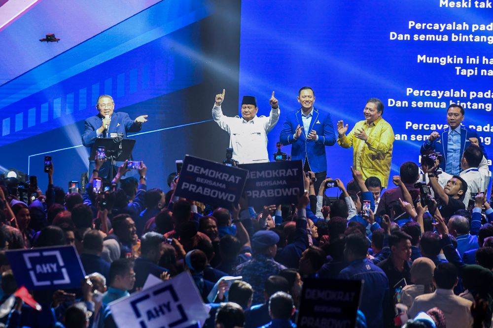 Presiden ke-6 RI sekaligus Ketua Majelis Tinggi Partai Demokrat Susilo Bambang Yudhoyono (kiri) bernyanyi bersama Ketum Partai Gerindra Prabowo Subianto (kedua kiri), Ketum Partai Demokrat Agus Harimurti Yudhoyono (tengah), Ketum Partai Golkar Airlangga Hartarto (kedua kanan) saat rapat pimpinan nasional (Rapimnas) Partai Demokrat terkait arah dukungan capres 2024 di Jakarta, Kamis (21/9/2023). Dalam Rapimnas tersebut Partai Demokrat memastikan mendukung Prabowo Subianto sebagai capres 2024. ANTARA FOTO/Gal