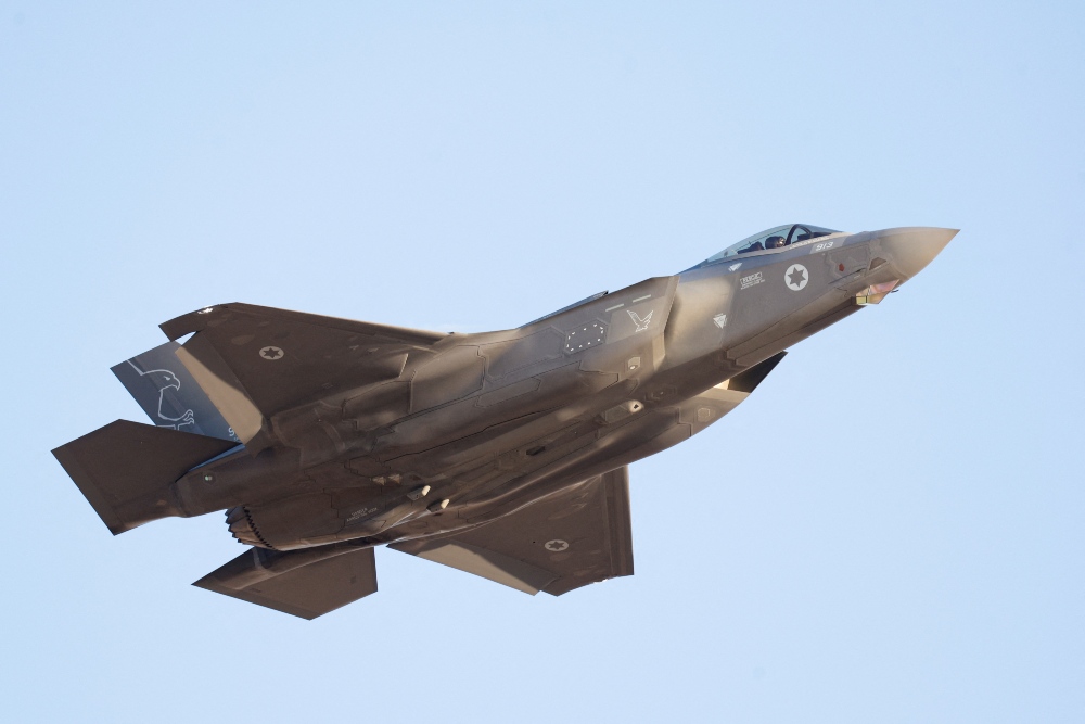 Sebuah jet tempur F-35 terbang saat upacara kelulusan pilot Angkatan Udara Israel di Pangkalan Udara Hatzerim, di Israel selatan, 29 Juni 2023. REUTERS/Amir Cohen