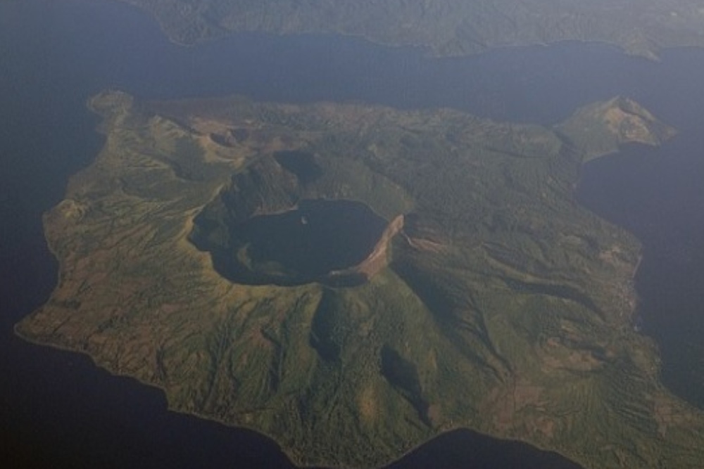 Gunung Taal adalah gunung api bertipe kompleks yang berada di Pulau Luzon, Filipina./wikipedia