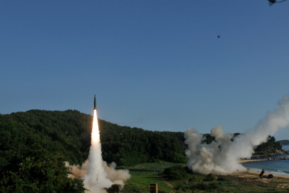 Pasukan Amerika Serikat dan Korea Selatan menggunakan Sistem Rudal Taktis Angkatan Darat (ATACMS) dan Rudal Hyunmoo II Korea Selatan, menembakkan rudal ke perairan Laut Timur, lepas pantai Korea Selatan, 5 Juli 2017./Handout via REUTERS