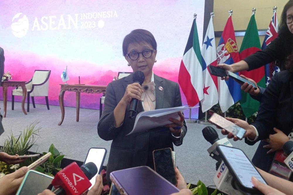 Menteri Luar Negeri (Menlu) RI Retno Marsudi memberikan keterangan kepada wartawan pada H-1 puncak KTT ke-43 Asean, di Asean Secretariat, Jakarta, pada Senin (4/9/2023)./Bisnis-Erta Darwati