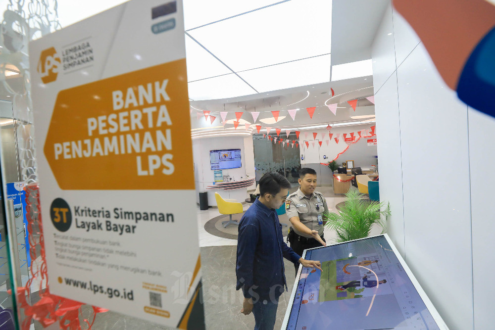 Nasabah mencari informasi simpanan di kantor cabang Bank Raya yang merupakan bank peserta penjaminan LPS di Jakarta, Rabu (30/8/2023). Bisnis/Himawan L Nugraha