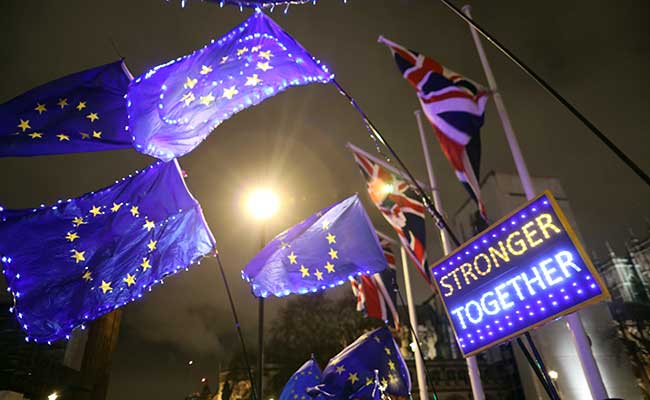 Bendera Uni Eropa berdampingan dengan bendera Inggris yanag telah keluar dari kawasan zona ekonomi itu./ Reuters