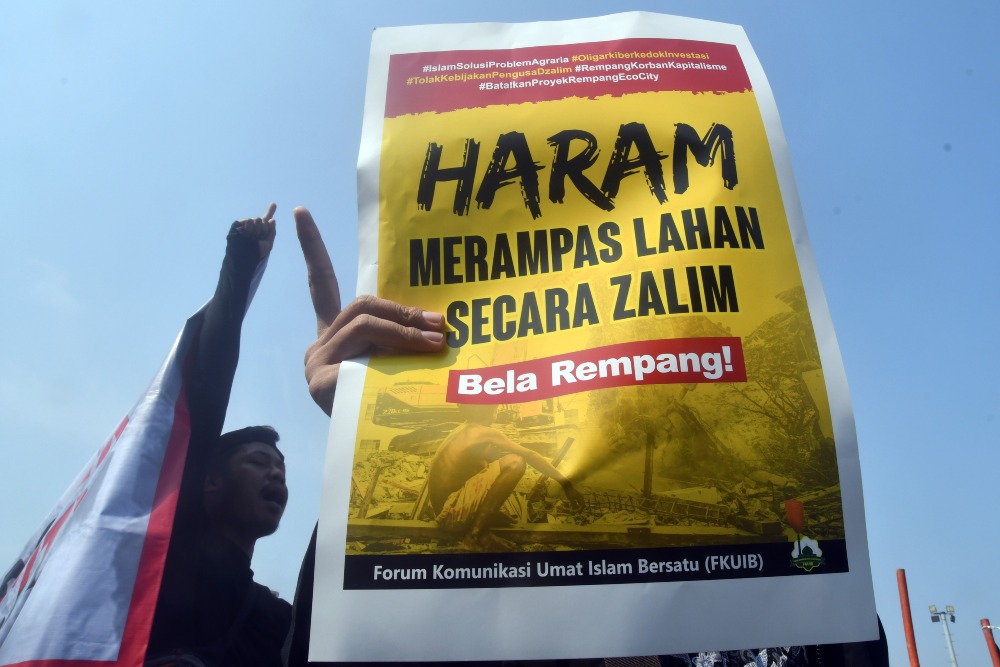 Sejumlah warga yang tergabung dalam Forum Komunikasi Umat Islam Bersatu (FKUIB) melakukani aksi solidaritas bela Rempang di Tugu Kujang, Kota Bogor, Jawa Barat, Minggu (24/9/2023). Dalam aksinya tersebut mereka mendesak pemerintah untuk menghentikan proyek Rempang Eco-City dan mengutuk tindakan represif, intimidasi, dan kekerasan yang dilakukan aparat terhadap masyarakat Pulau Rempang dan Galang. ANTARA FOTO/Arif Firmansyah/nz