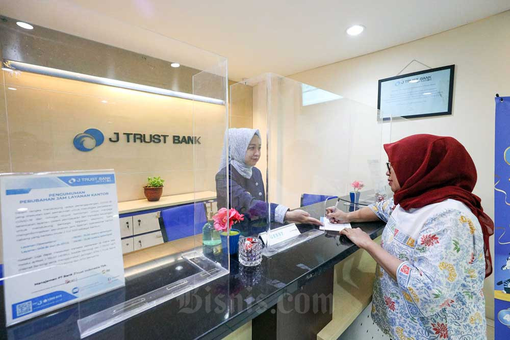 Karyawati melayani nasabah di salah satu kantor cabang PT Bank J Trust Indonesia Tbk. (BCIC) di Jakarta beberapa waktu lalu. Bisnis/Suselo Jati