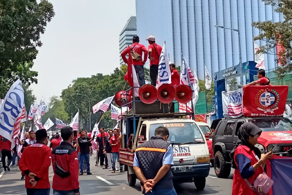 Buruh menggelar aksi demo di Kawasan Patung Kuda, Jakarta, Kamis (14/9/2023). Para buruh menolak Omnibus Law Cipta Kerja dan menuntut kenaikan upah minimum 2024 sebesar 15 persen - Bisnis/Ni Luh Angela.