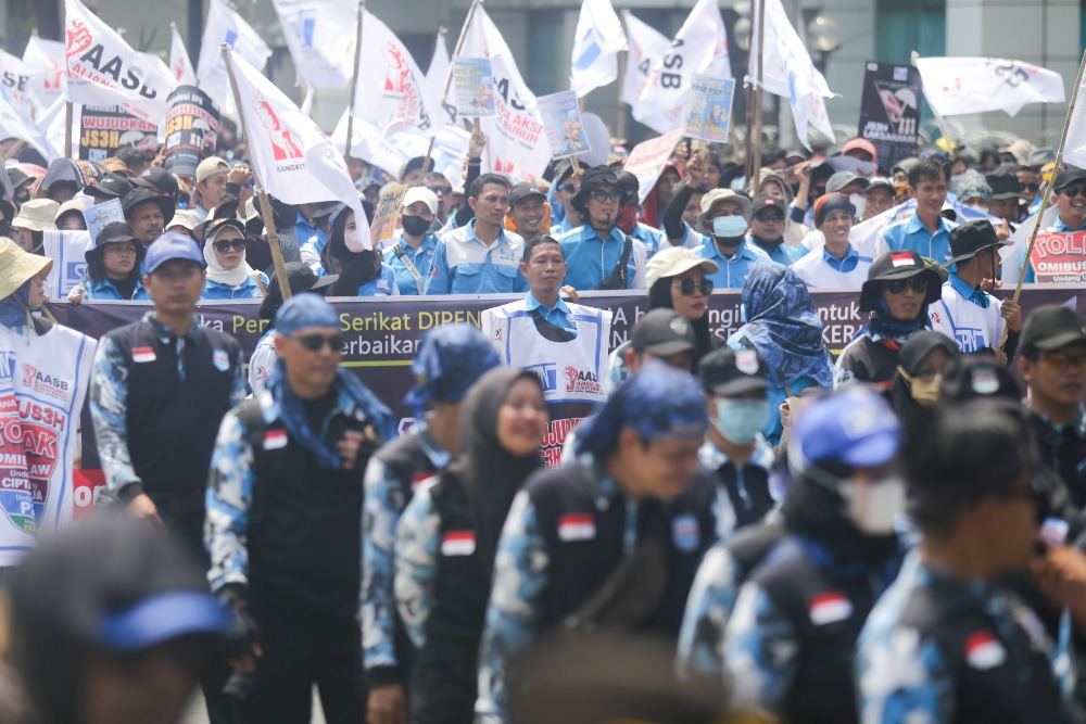 Sejumlah massa buruh melakukan long march di jalan MH Thamrin, Jakarta, Kamis (10/8/2023)/Bisnis-Suselo Jati