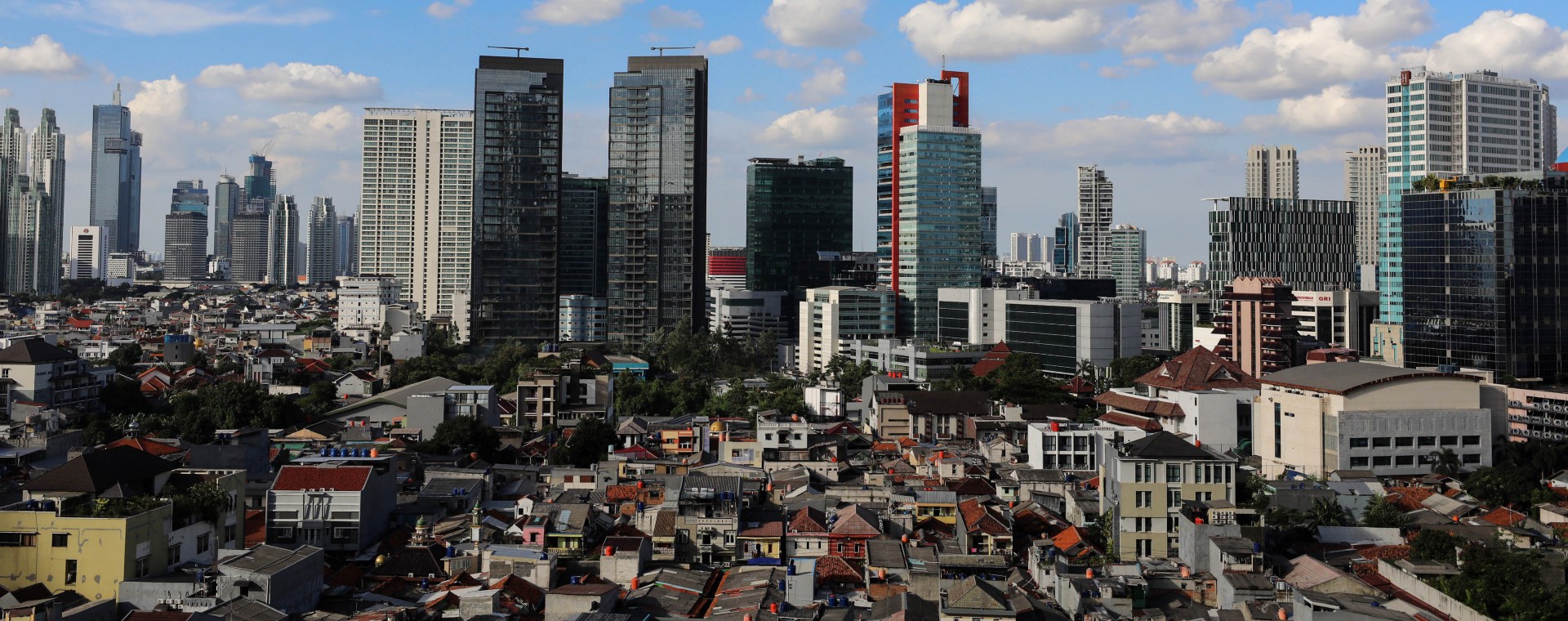 Deretan gedung bertingkat dan permukiman padat penduduk di Jakarta. JIBI/Bisnis-Eusebio Chrysnamurti