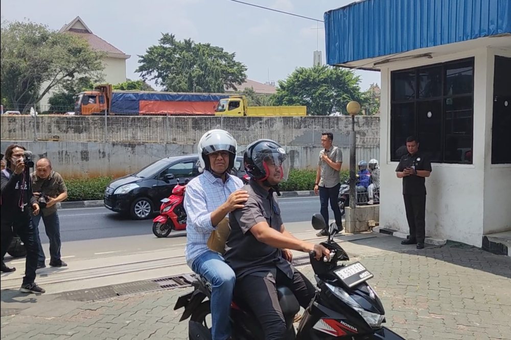  Urus SKCK ke Baintelkam Polri, Anies Baswedan Pakai Motor Honda Beat