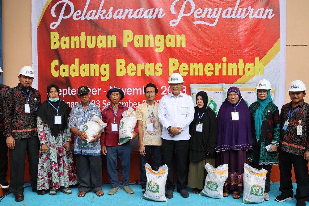 Perum Bulog Wilayah Kalimantan Timur dan Utara (Kaltimra) menyalurkan bantuan beras secara simbolis yang ditujukan kepada 10.800 keluarga penerima manfaat (KPM) di Kota Balikpapan.