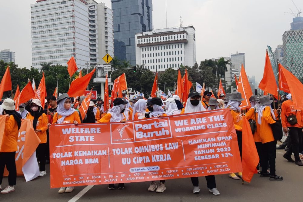 Ilustrasi. Buruh menggelar aksi demo di kawasan Patung Kuda, Jakarta, pada Rabu (12/10/2022)./ BISNIS - Annasa Rizki Kamalina.