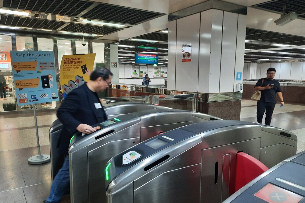 Konsumen Menggunakan Visa Contactless Payment di Stasiun MRT Singapura/Asteria Desi Kartika Sari