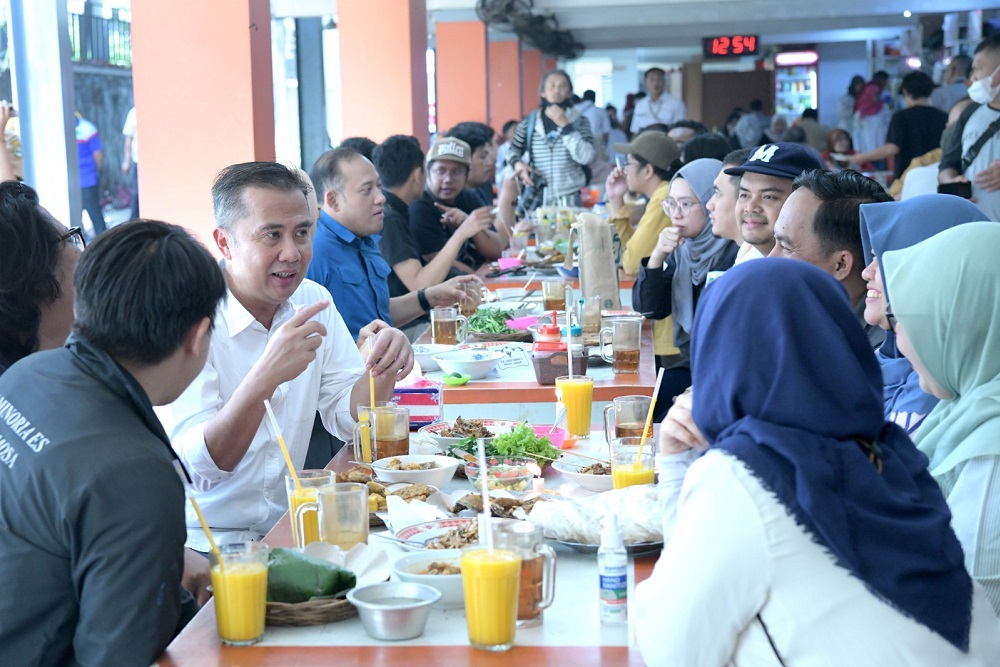 Penjabat Gubernur Jabar Bey Machmudin saat makan siang bersama awak media di kantin Gedung Sate, Jalan Diponegoro, Bandung, Senin (25/9/2023).