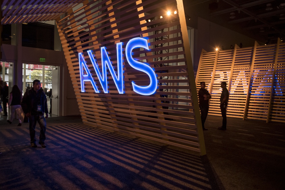 Para peserta berjalan melewati papan petunjuk untuk Amazon Web Services (AWS) Summit di San Francisco, California, AS/Bloomberg