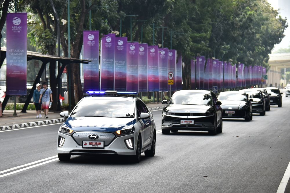 Konvoi kendaraan listrik delegasi saat simulasi pengawalan rangkaian tamu negara KTT Asean 2023 di Kawasan Jakarta Convention Center (JCC), Jakarta, Sabtu (2/9/2023)./Media Center KTT Asean 2023