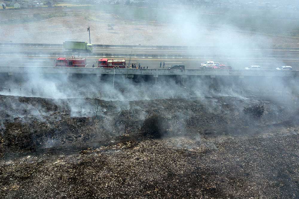 Tempat Pembuangan Sampah Ilegal di Samping Tol Cibitung-Cilincing Terbakar