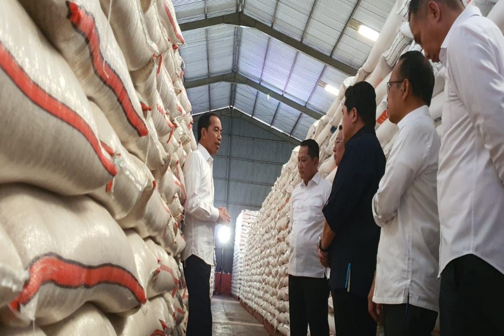 Presiden Joko Widodo (Jokowi) saat meninjau persediaan Beras dan menyerahkan bantuan pangan kepada Keluarga Penerima Manfaat (KPM) di Gudang Bulog Dramaga, Kab. Bogor, Senin (11/9/2023). JIBI/Bisnis-Akbar Evandio