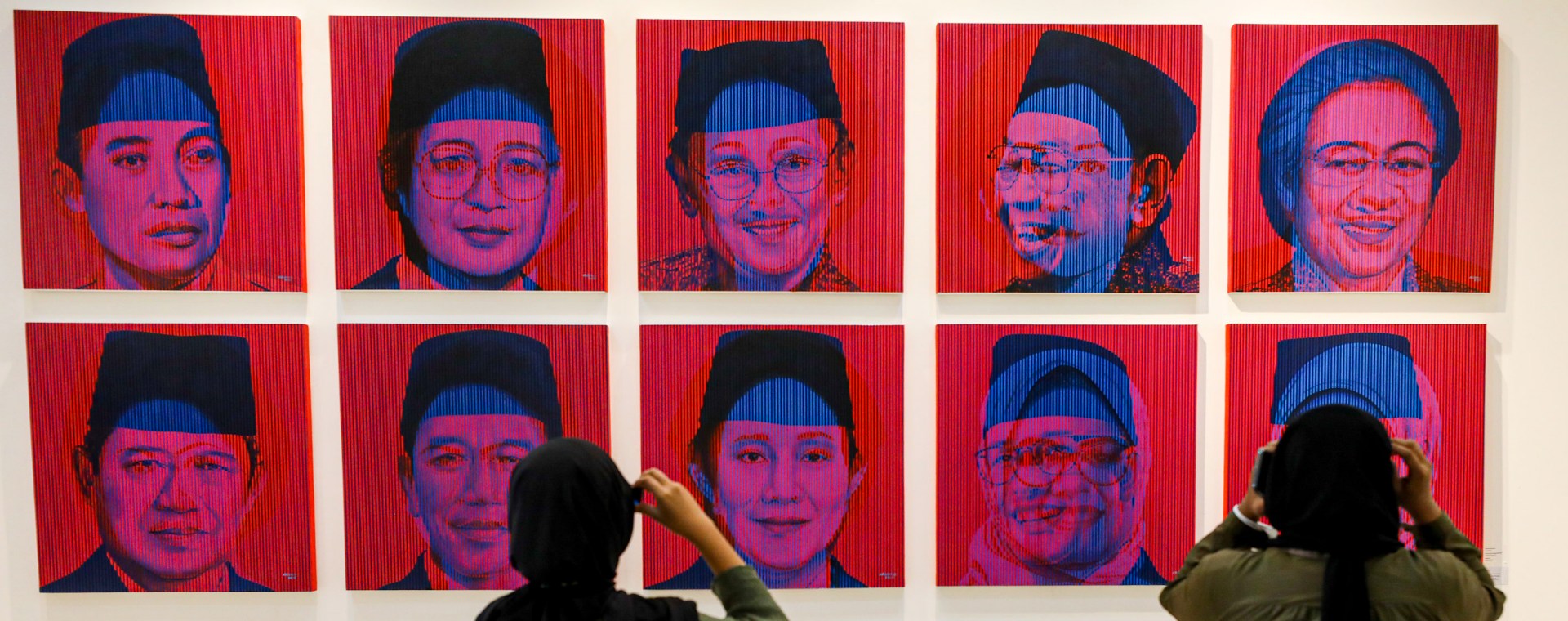 Pengunjung melihat lukisan di pameran Merajut Persatuan, Jakarta, Jumat (25/8/2023). - Bisnis/Abdurachman