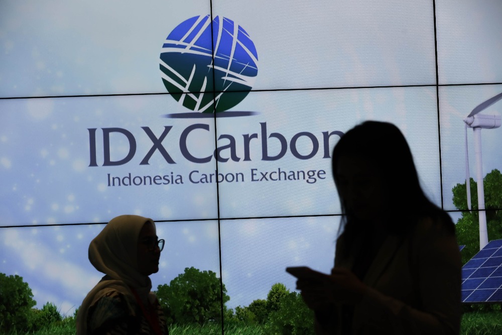 Pegawai beraktivitas di dekat logo Bursa Karbon Indonesia (IDX Carbon) di Bursa Efek Indonesia, Jakarta, Selasa (26/9/2023)/Bisnis-Himawan L Nugraha