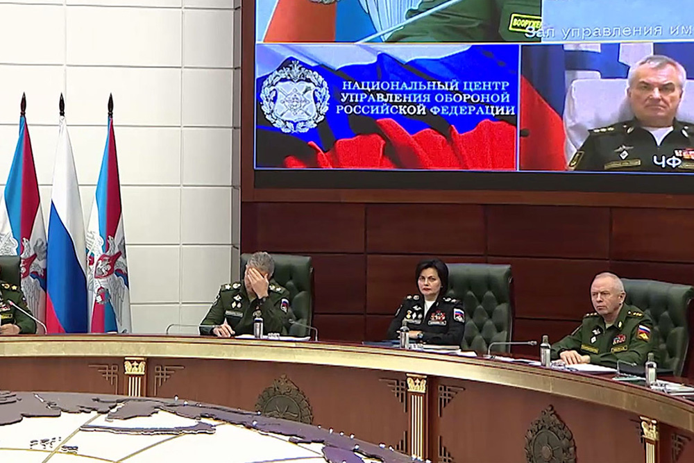 Komandan Angkatan Laut Rusia Laksamana Viktor Sokolov yang dikabarkan tewas justru muncul dalam video rapat bersama komandan lainnya./Moscow Times