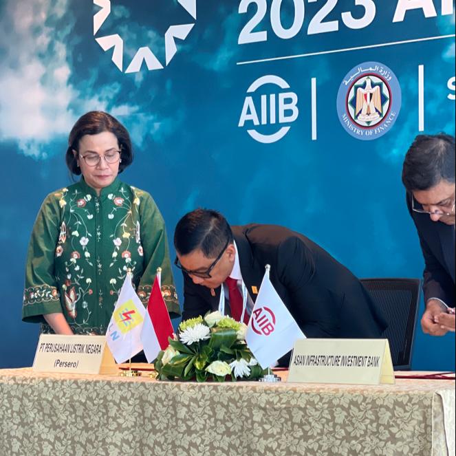  AIIB Suntik PLN dan PT SMI Rp14,1 Triliun untuk Transisi Energi