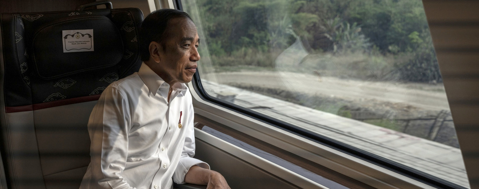 Presiden Joko Widodo menggunakan Kereta Cepat Jakarta-Bandung (kini bernama WHOOSH) pada Selasa (19/9/2023). - Bloomberg/Rosa Panggabean