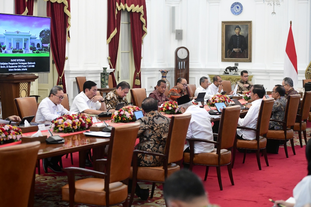 Wishnutama Kusubandio (pojok kanan) mengikui rapat terbatas (ratas) yang dilaksanakan oleh Presiden Joko Widodo (Jokowi) bersama sejumlah Menteri Kabinet Indonesia Maju yang membahas soal perniagaan elektronik pada Senin (25/9/2023) di Istana Merdeka Jakarta/ dok.BPMI Sekretariat Presiden