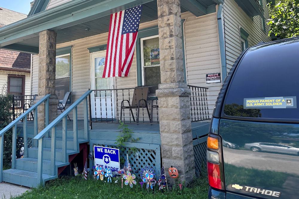Bendera Amerika Serikat (AS) digantung di teras dan stiker Orang tua yang bangga dari prajurit Angkatan Darat AS menghiasi mobil di luar rumah ibu Prajurit Travis King yang berusia 23 tahun di Racine, Wisconsin, AS, 19 Juli 2023. REUTERS/Eric Cox /File Foto