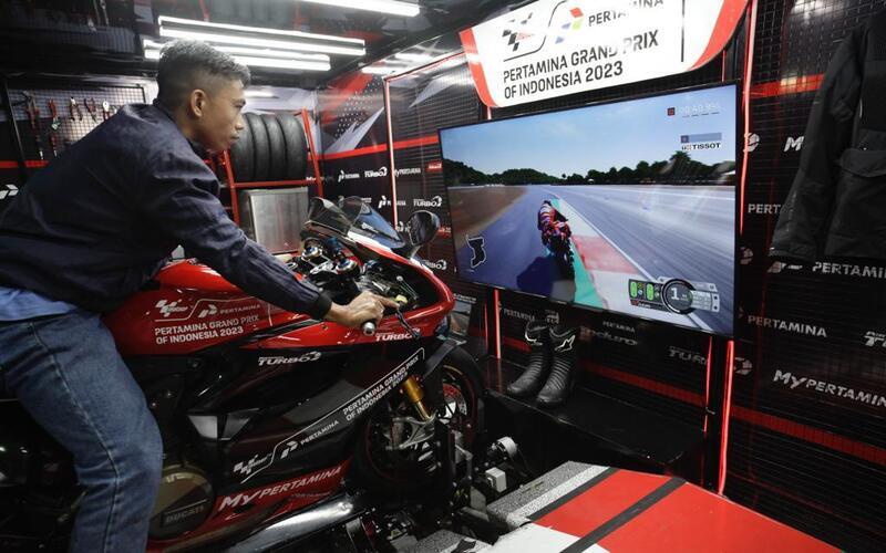 Seorang pengunjung mencoba simulator MotoGP di Mal Ratu Indah Makassar./Pertamina