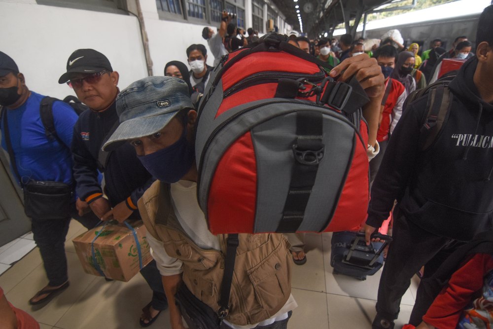 Sejumlah penumpang kereta api Tawang Jaya tiba di Stasiun Pasar Senen, Jakarta, Selasa (25/4/2023). PT Kereta Api Indonesia (KAI) Daerah Operasional (Daop) 1 Jakarta mencatat sebanyak 43.500 penumpang tiba di Jakarta pada periode arus balik mudik Lebaran 1444 H dan Jumlah tersebut mengalami peningkatan dua kali lipat dari masa normal. ANTARA FOTO/Indrianto Eko Suwarso/YU