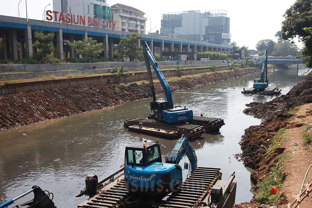  Pengerukan Kali Ciliwung Antisipasi Musim Hujan